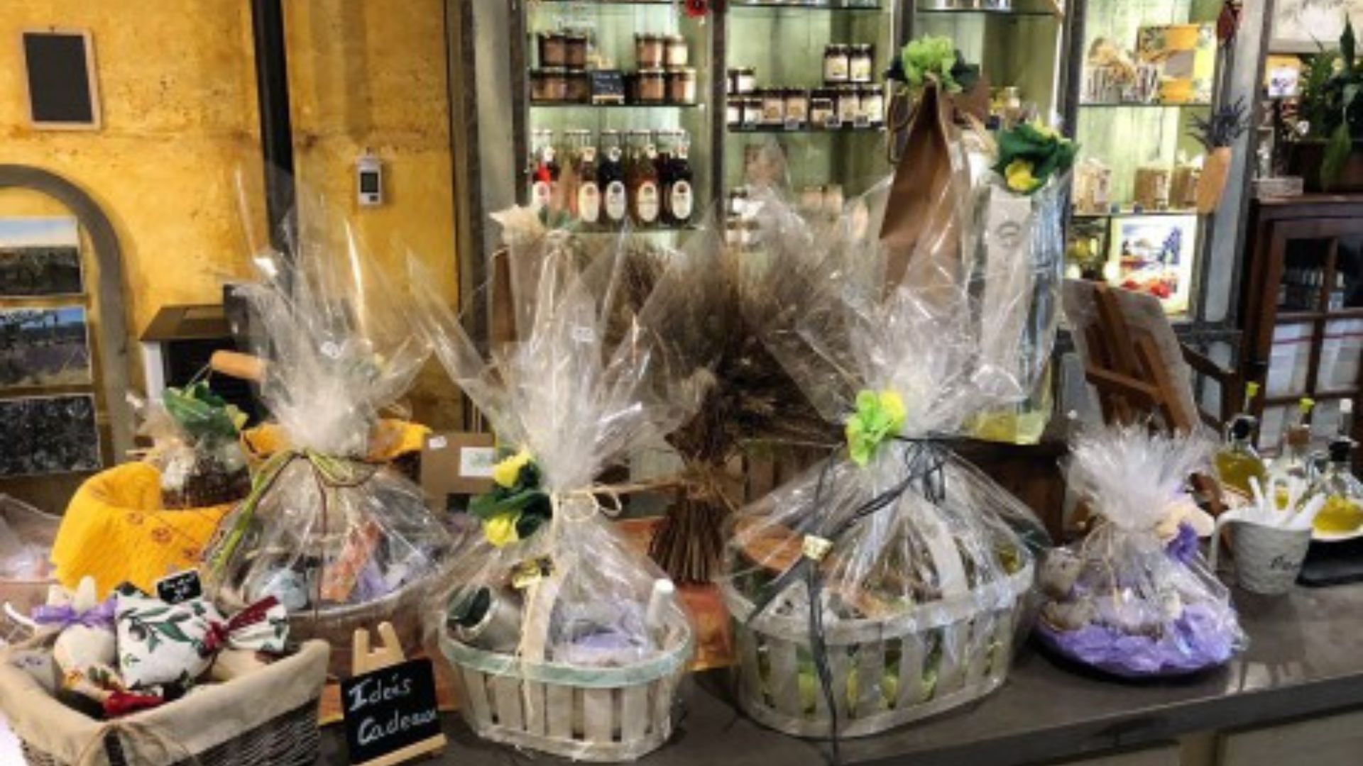 Coffrets cadeaux du domaine de Rustrel composés de produits locaux