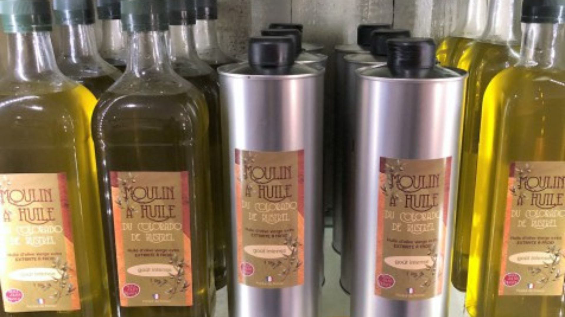 Bouteilles d'huiles d'olive de Rustrel exposées en boutique