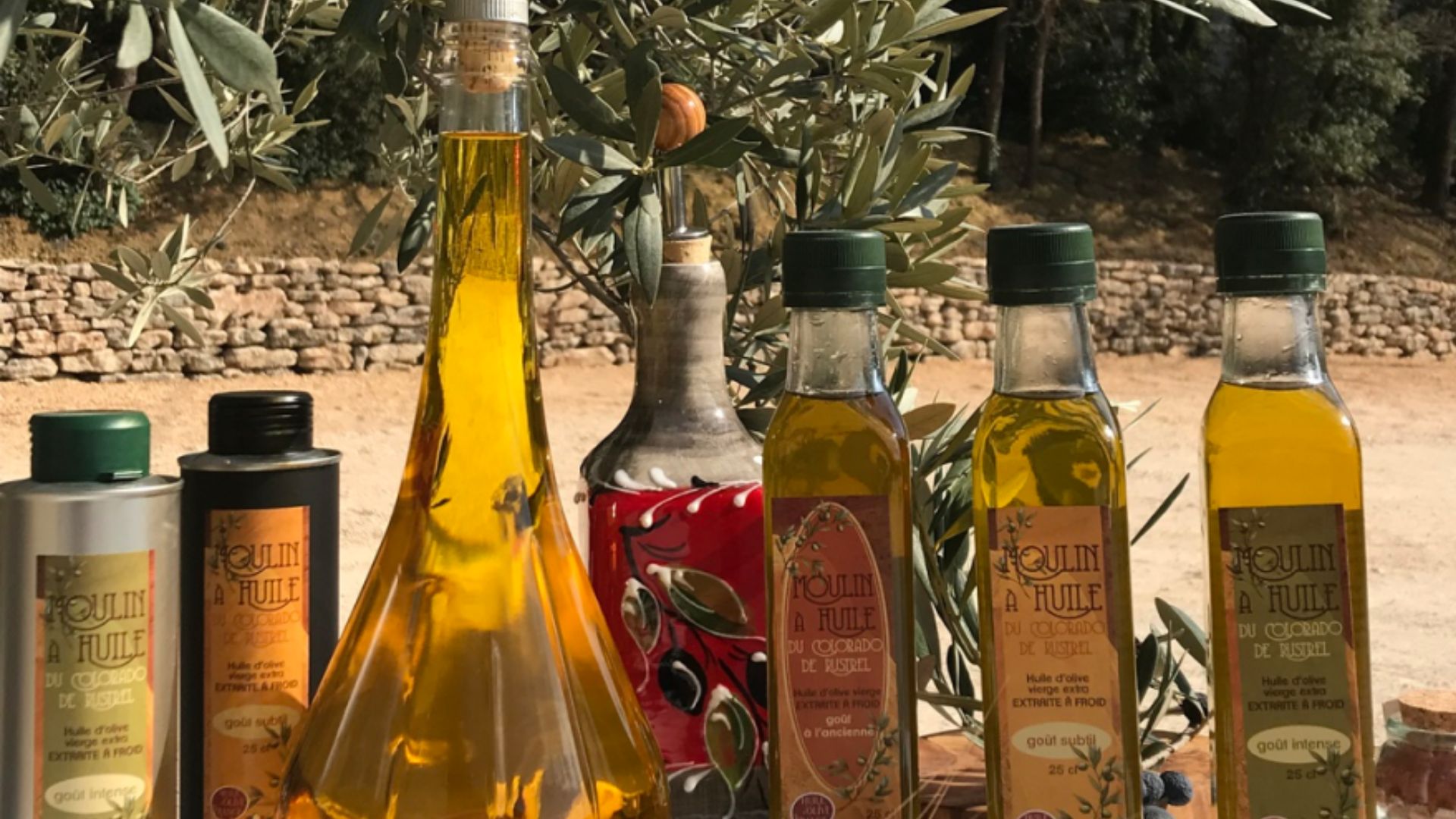 Bouteilles d'huiles d'olive du domaine de Rustrel